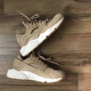 Nike Air Huarache in Bone/Mushroom